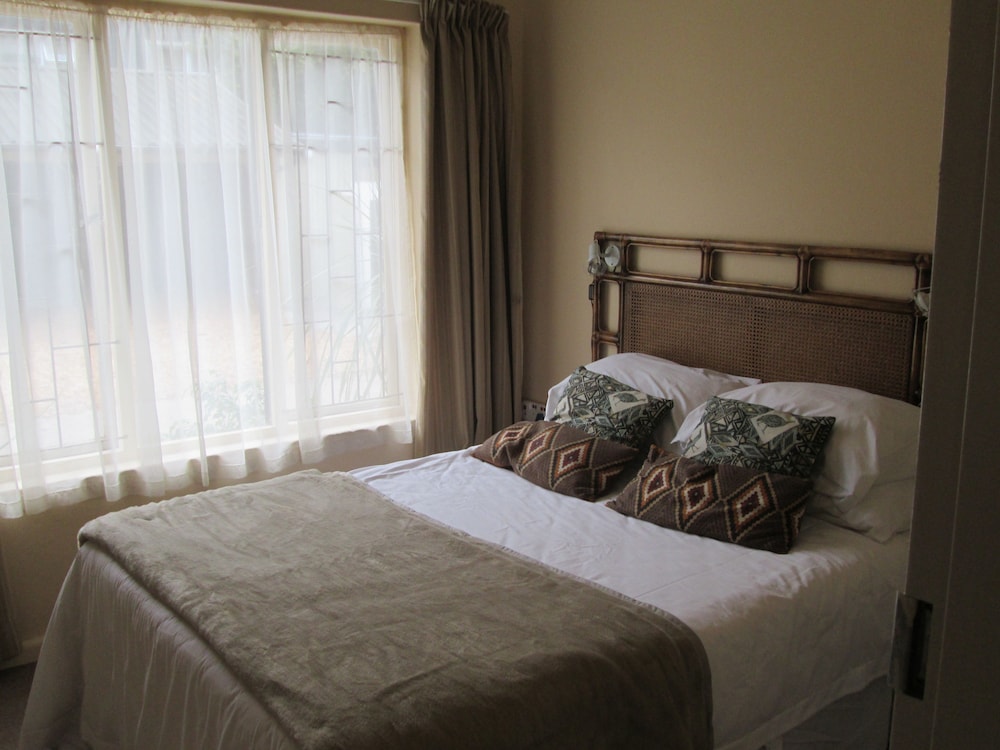 Inyathi Guest Lodge & Self Catering Chalets