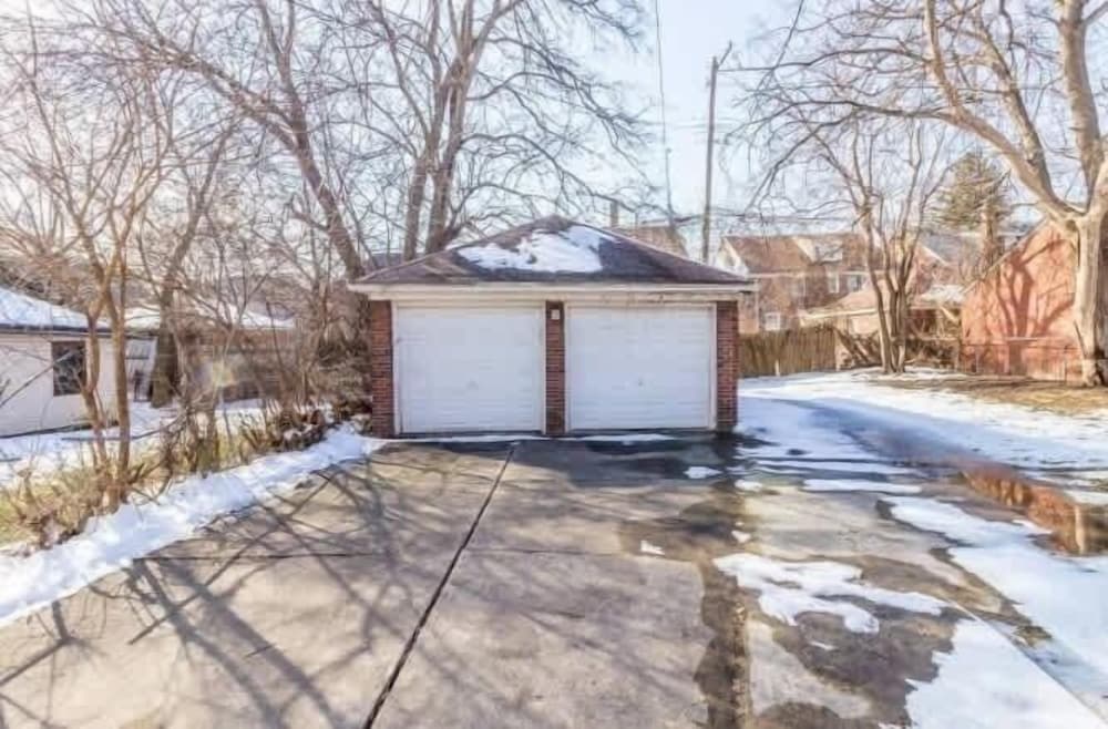 Spacious 5br Sleeps 10 University District 5 Bedroom Home
