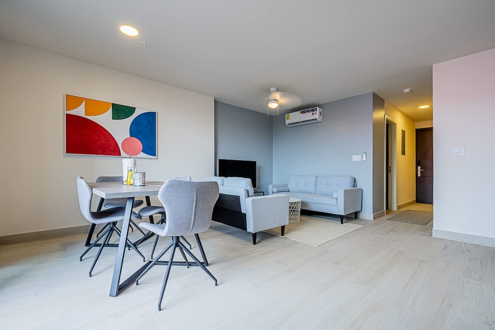 w Comfy 1BR w Perfect Balcony in Casco View
