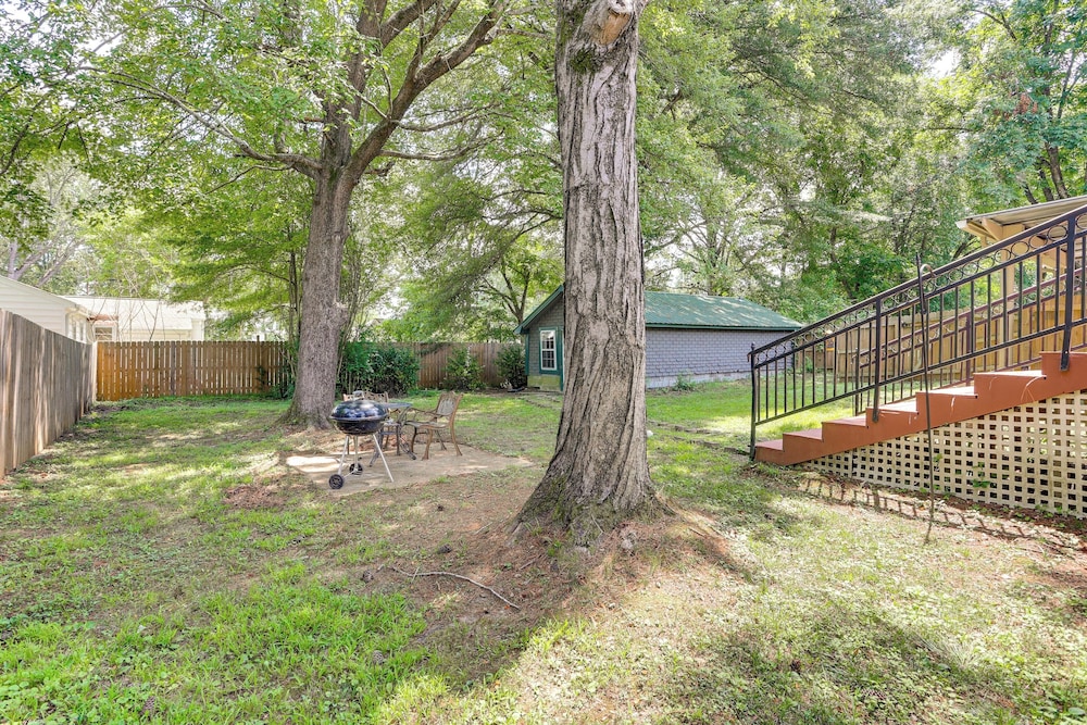 Walk to Dtwn & Freed-hardeman: Home w/ Fenced Yard