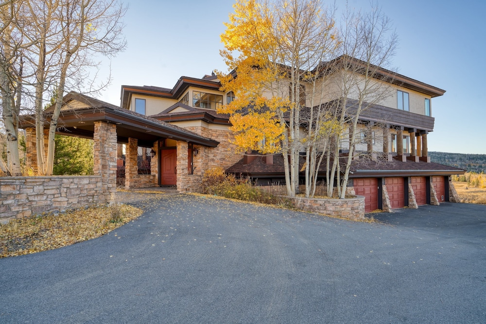 Summit County Vacations - Topaz Estate by Avantstay Luxe Home, Pool View - Property Image 46