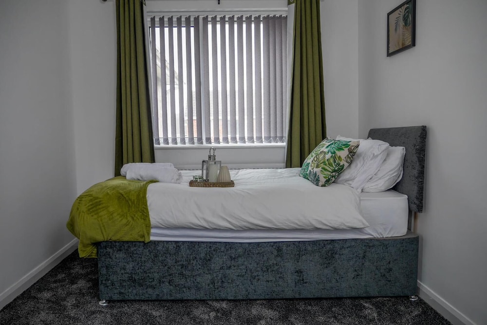 Stylish 4 Bed Apartment- Private Garden & Sleeps 8