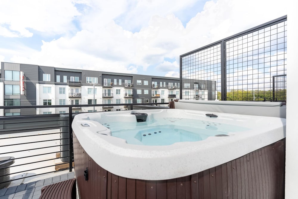 Luxe 4BR Retreat With Hot Tub Skyline Deck