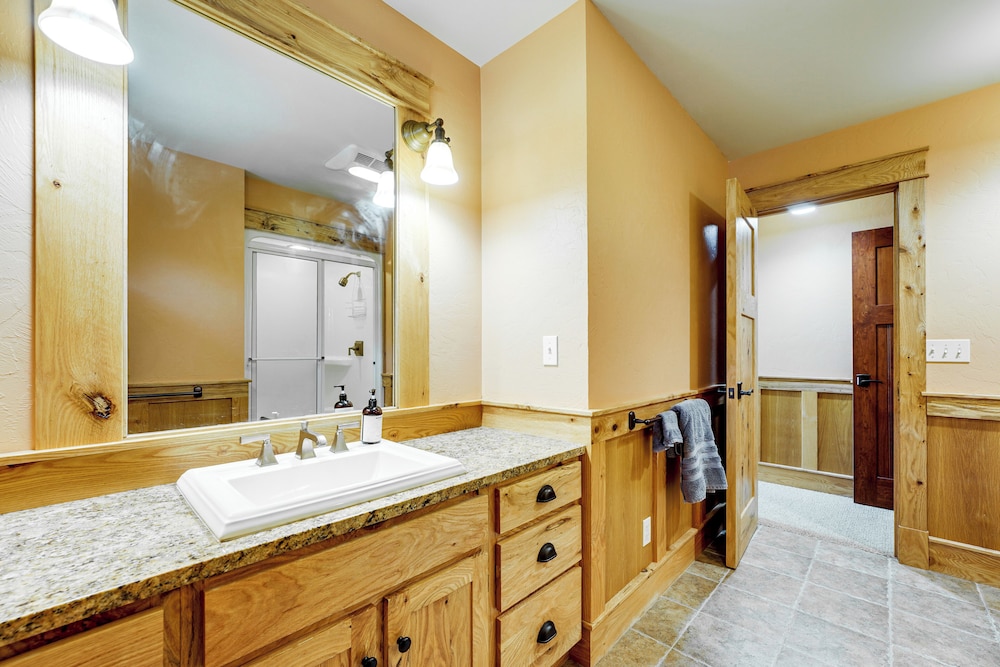 Hamlin Lake Retreat: Spacious Stay for Groups!
