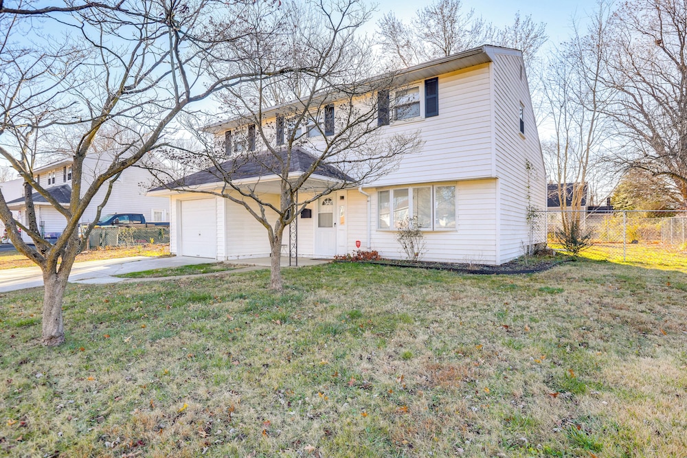 3 Mi to Dtwn: Home w/ Yard in Newark