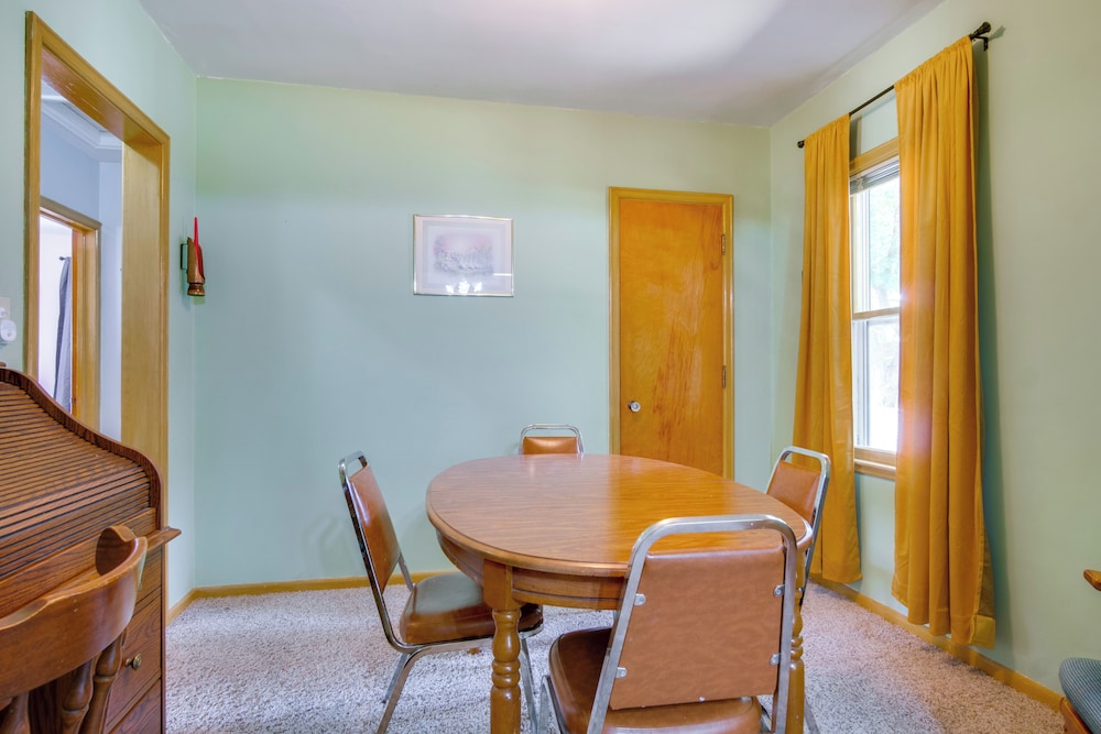 Deck & Spacious Yard: Family Home in Rock Rapids!