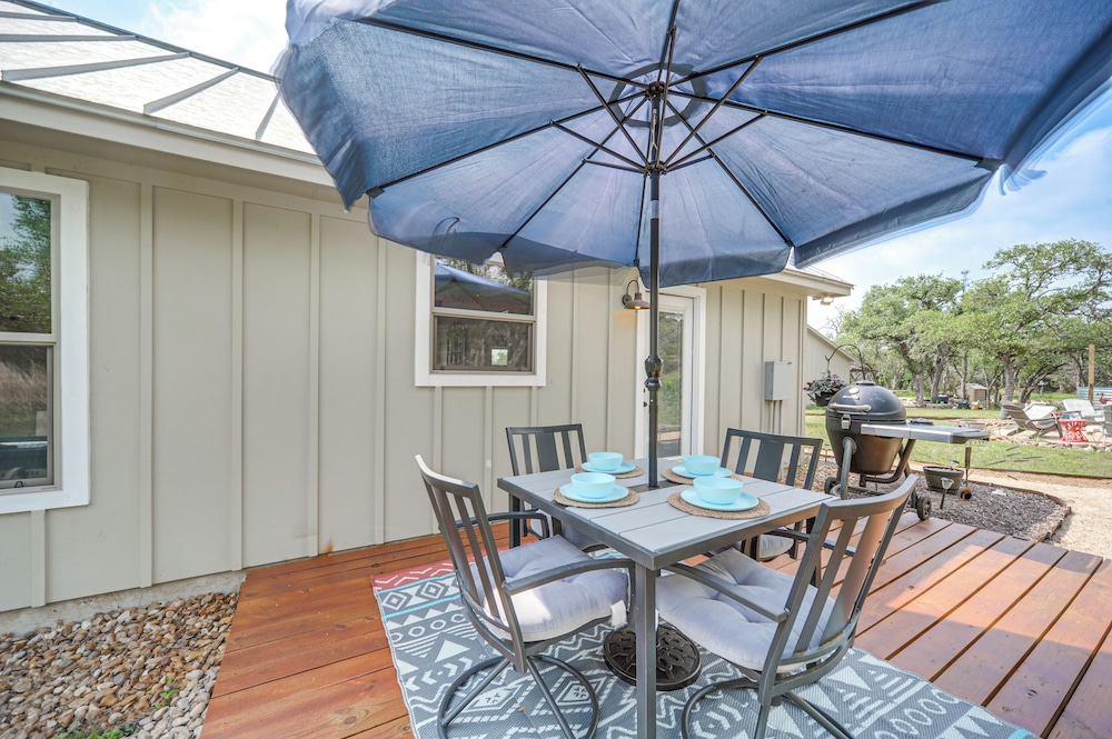 8 Mi to Dtwn Wimberley: Cabin Retreat on 5 Acres!