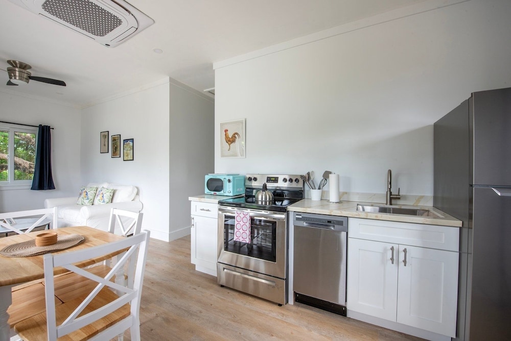 Laughing Bird Studio #7 - Brand New Stylish Apartment, Pool, Bea 1 Bedroom Condo, photo 63