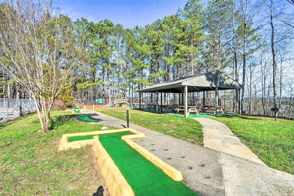 10 Mi to Dtwn: Home w/ Spacious Patio in Ellijay!