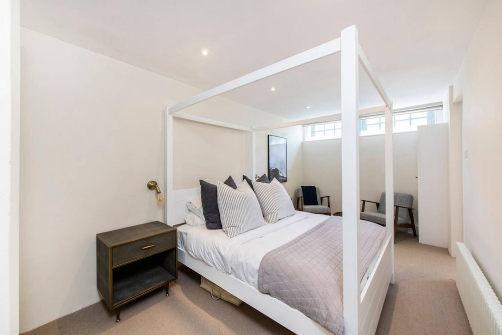 Divine 3 Bed Mews-house Battersea