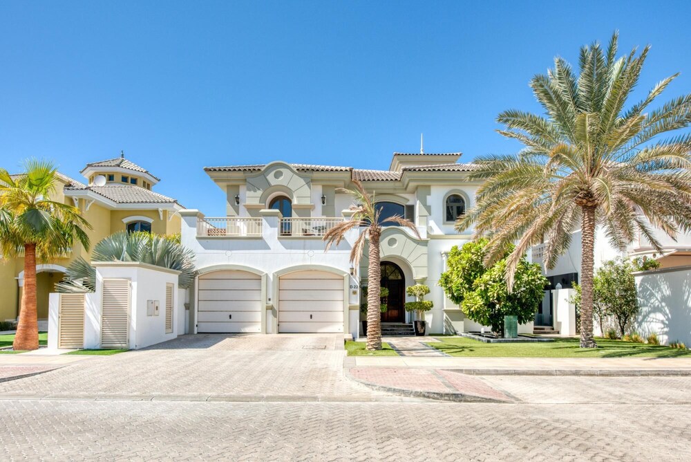 Glamourous Beachfront Villa on The Palm w Pool