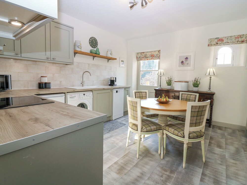 Pear Cottage - Priorwood Garden