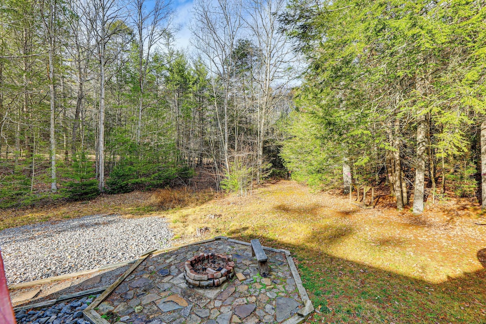 15 Mi to Snowshoe Resort: Cabin w/ Deck & Fire Pit