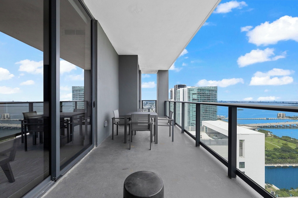 Lux Studio W City Views and Pool