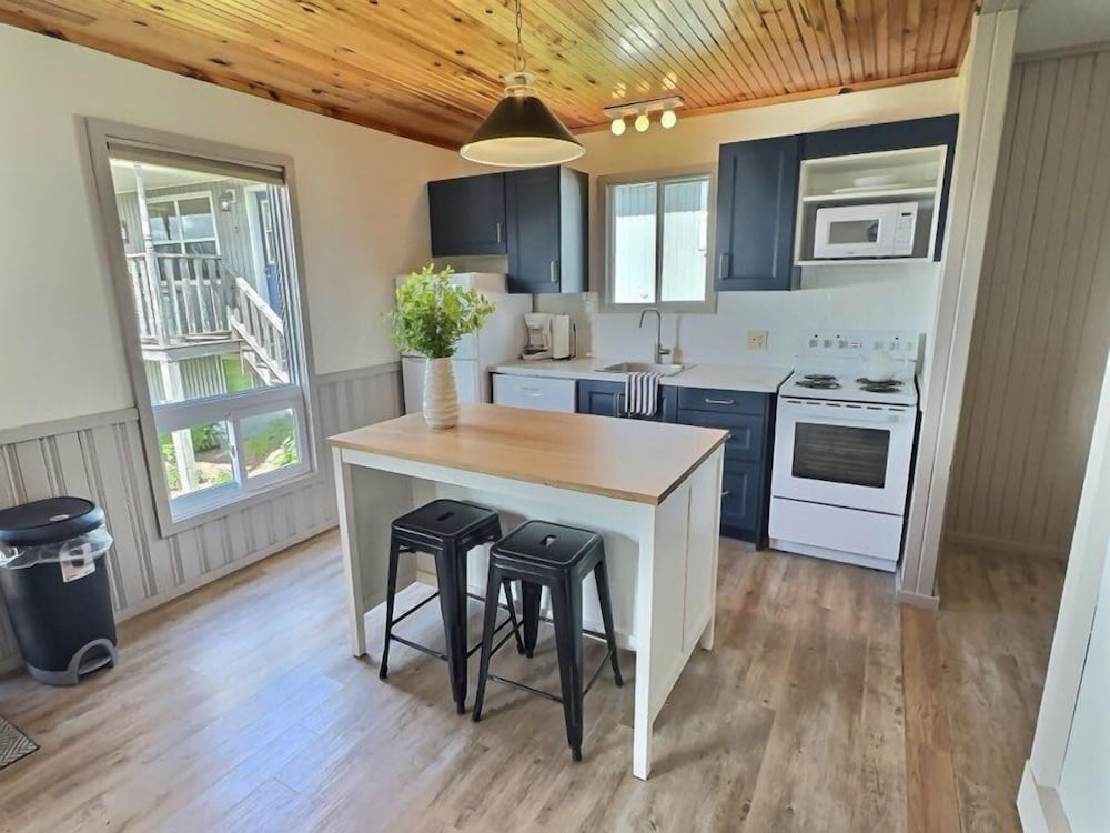 Cavendish Bosom Buddies Cottage Resort