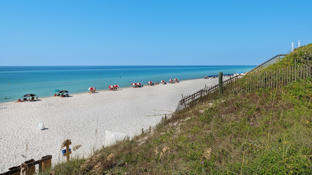 3br/2ba, Sleeps 6, BBQ Grill, Pool, Beach Access + Free Attraction Tickets!