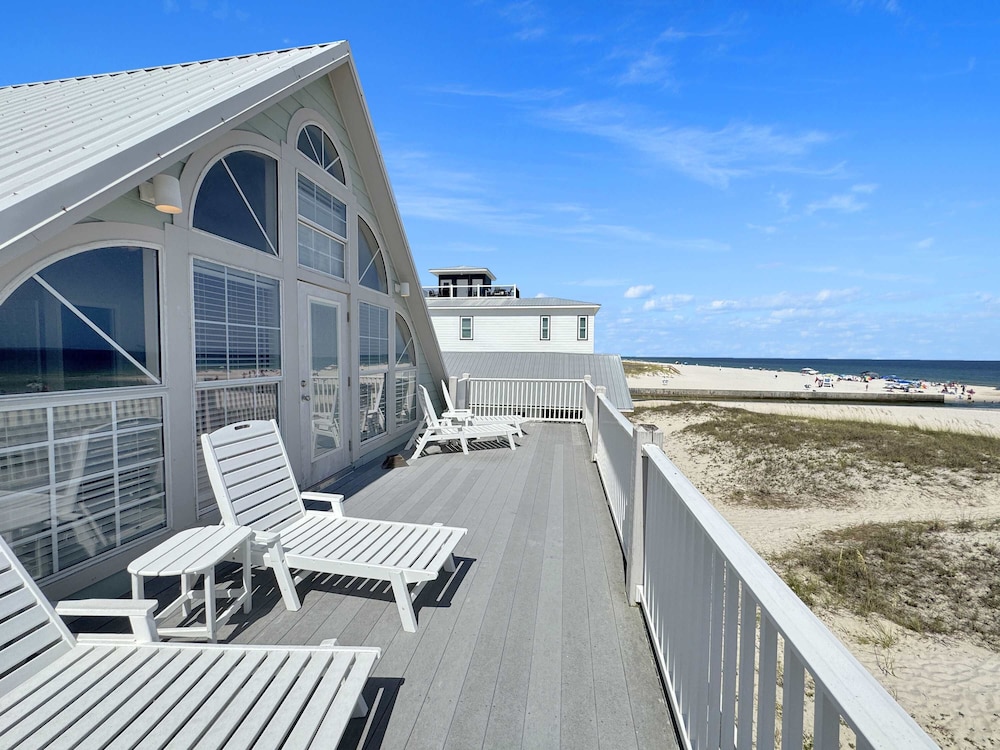 Pass Time - Beachfront for 24