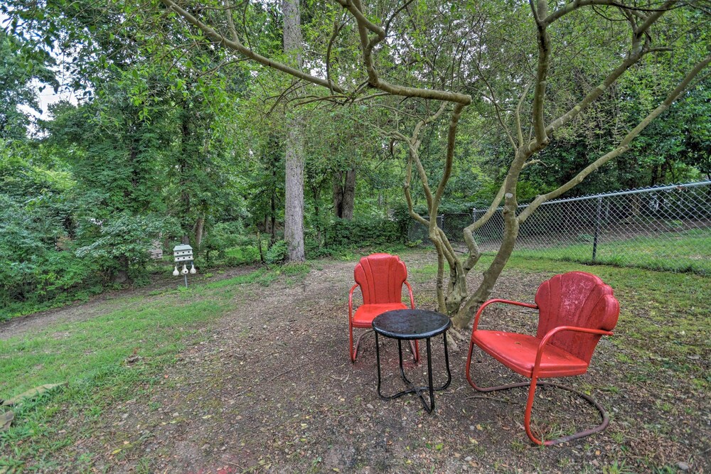 Rustic Chic Home: 1 Mi to Dtwn Hot Springs! view 5