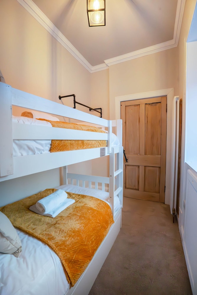 Stylish 2 Bed Flat-free Parking