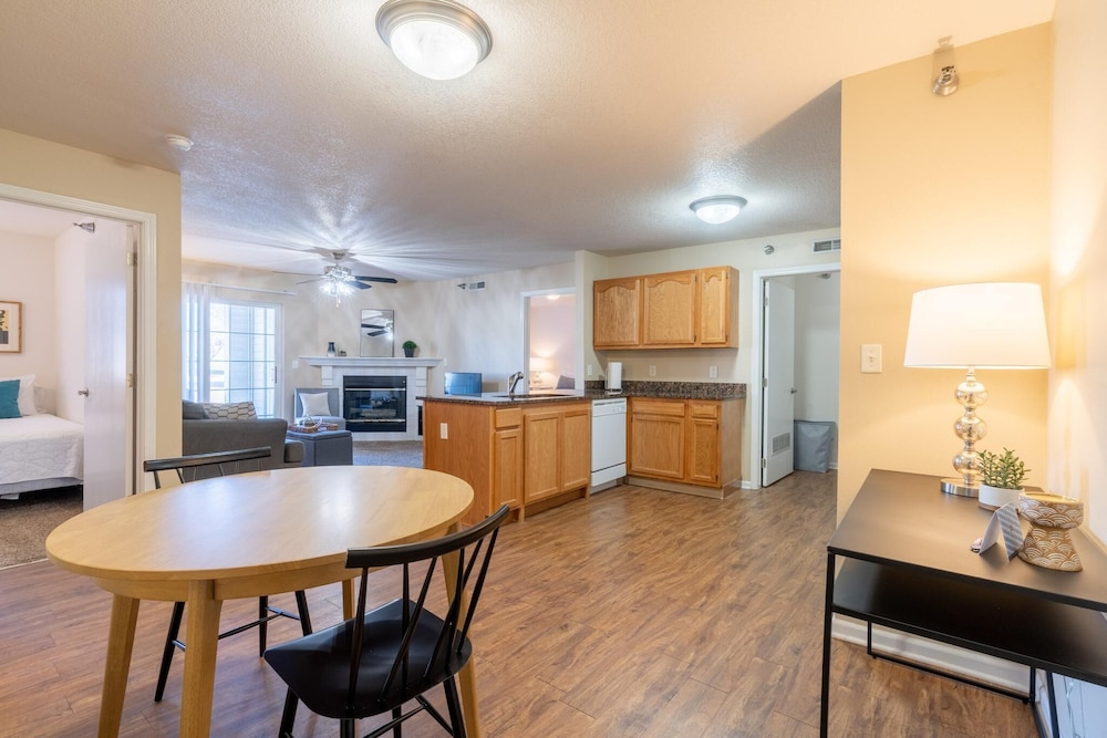 Des Moines Vacations - No Stairs Gym Pool Fast Wifi More - Property Image 1