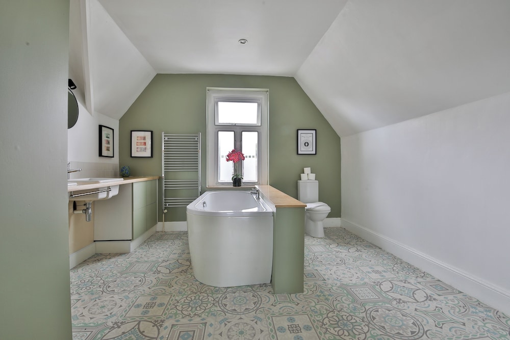 4 Bed House with Pool Table & Parking