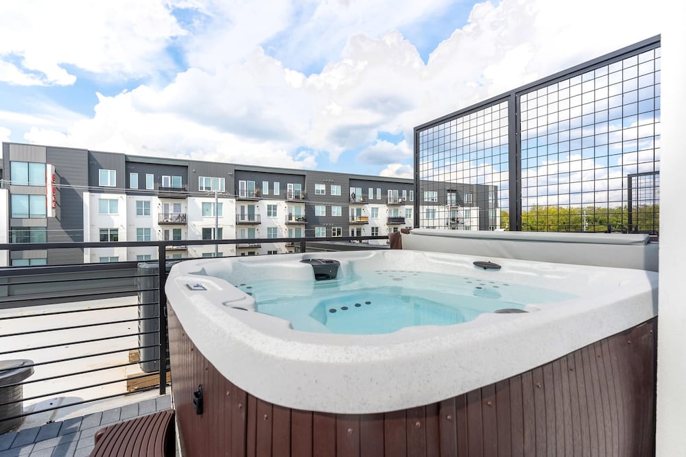 Luxe Group Stay With Hot Tub Rooftop Lounge