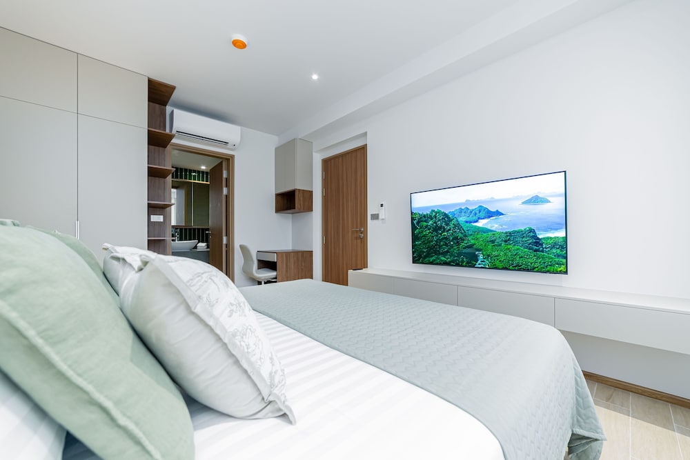Beachside 2BR 200 m to BangTao beach