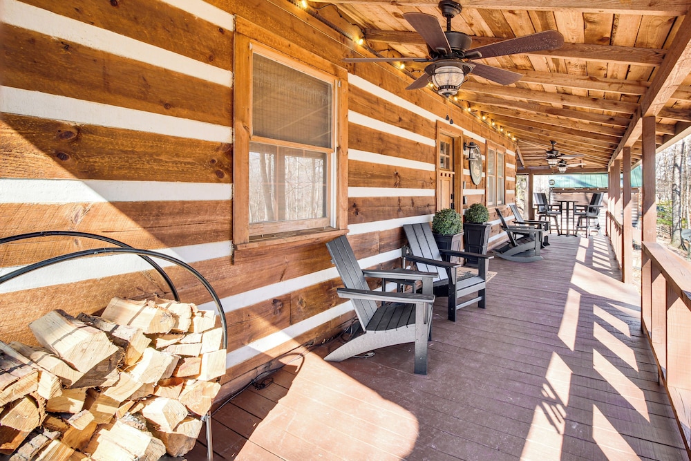 3 Mi to Dtwn Ellijay: Tree-lined Cabin w/ Deck!