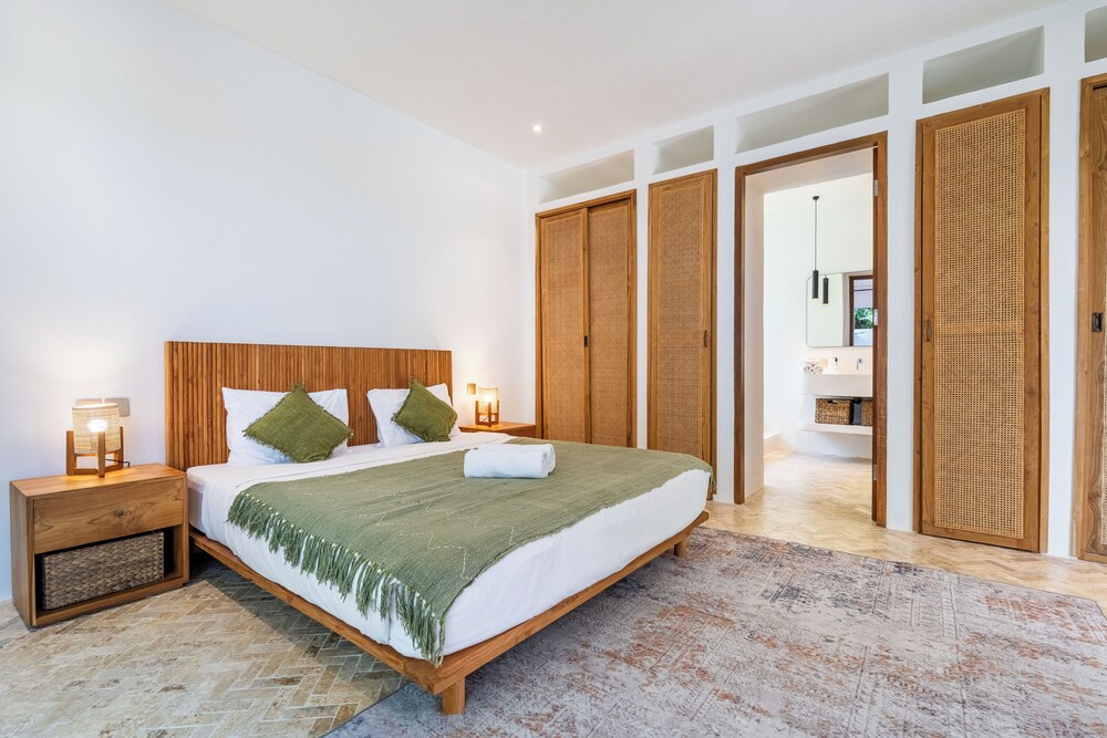 Eleven Villa Canggu - Calm Oasis with Pool and Privacy
