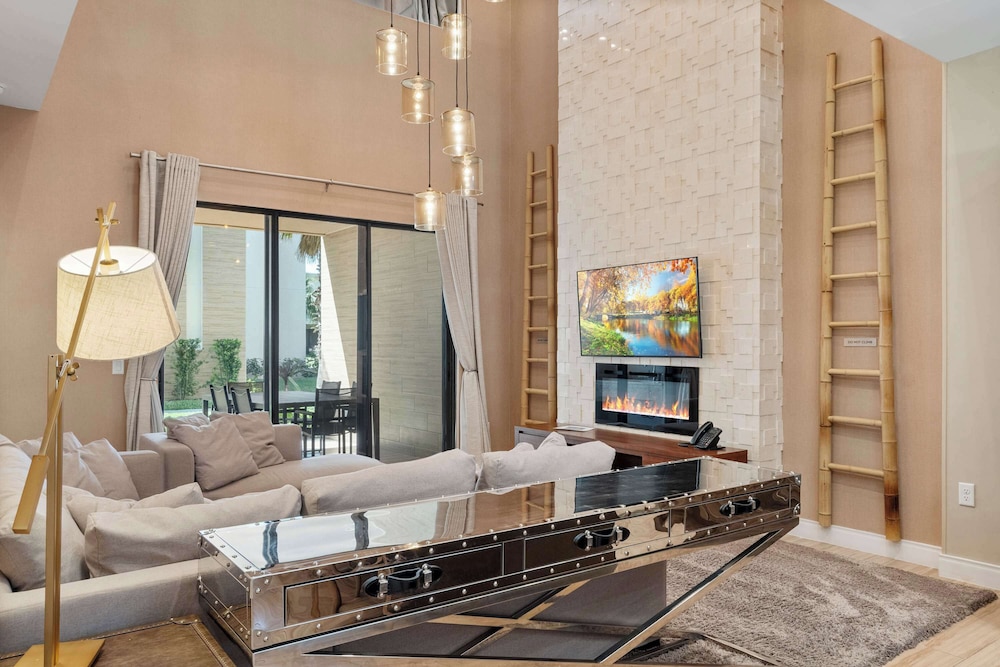 Chic Disney Villa Stunning Patio, Resort Amenities & Minutes From Parks