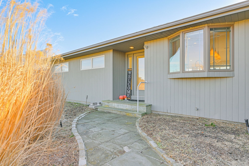 Bayfront Home in Patchogue w/ Deck & Fishing Dock