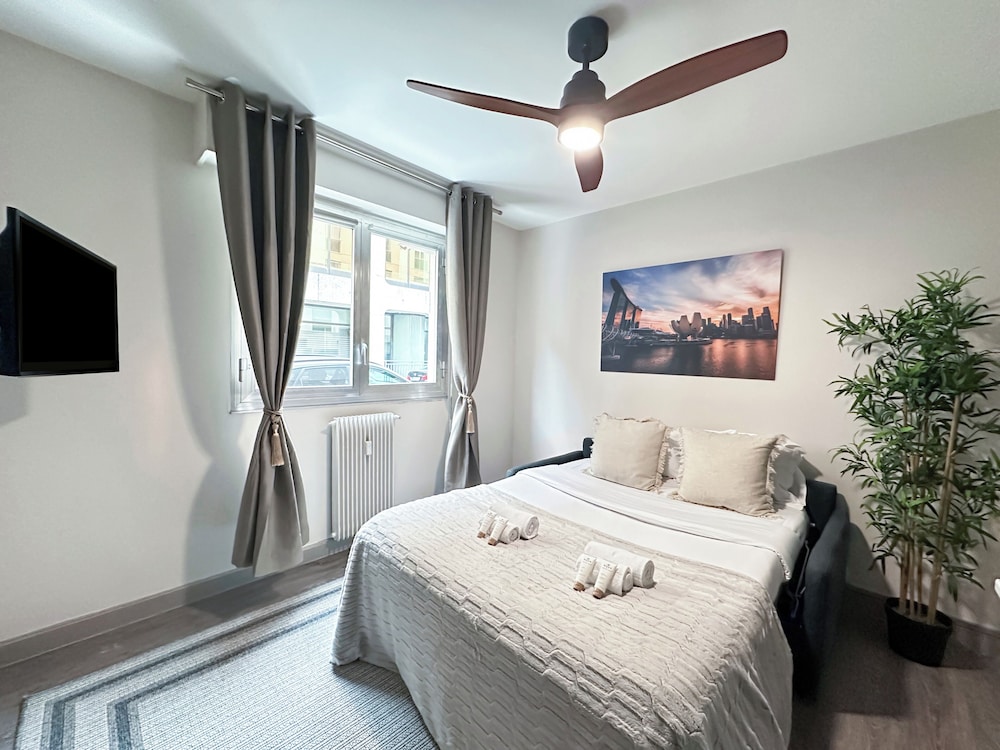 1601 Dumont