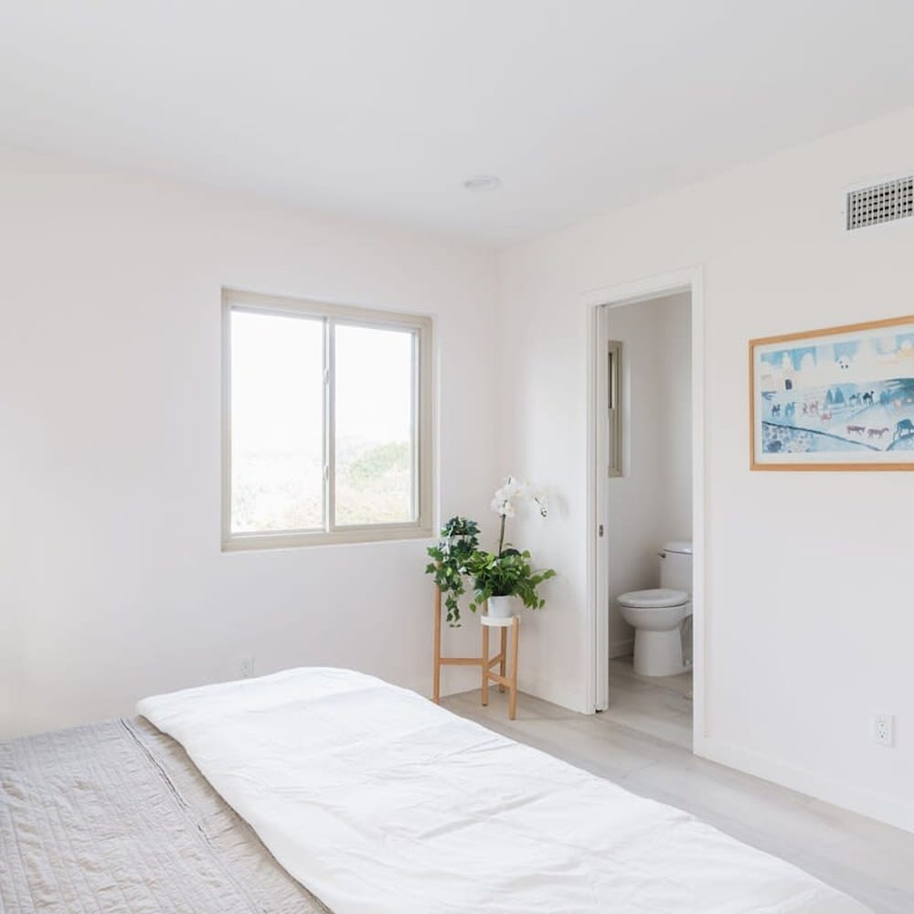 Spacious and Bright 5-bedroom Oasis Pool and Yard