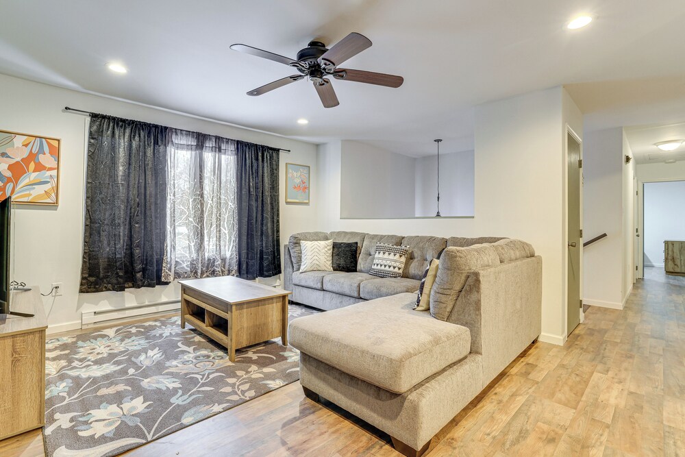 Theater, Game Room & Lake Access: Pocono Retreat
