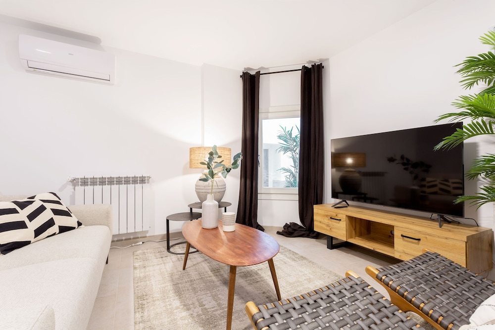 Lovely 2-bedroom Apartment in Exclusive Area of Madrid Madrazo V
