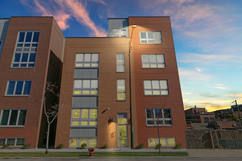 Upscale 3BR Apt with Parking in Ashland - Image 5