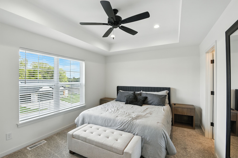 Modern Townhome Retreat In Prime Location 3 Bedroom Townhouse
