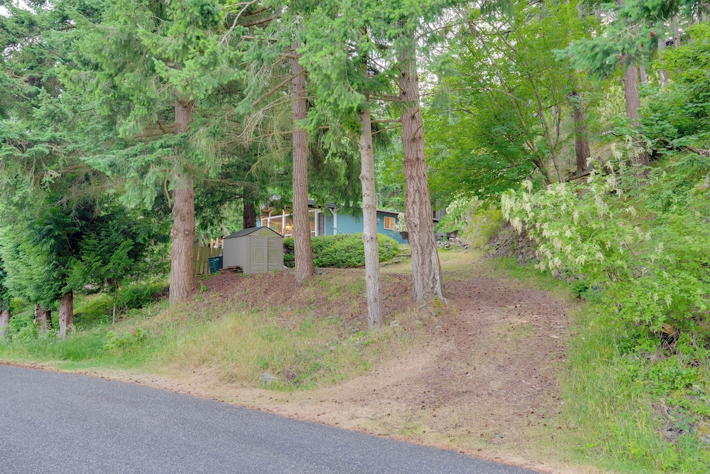 2 Blocks to Puget Sound Beach: Lummi Island Home