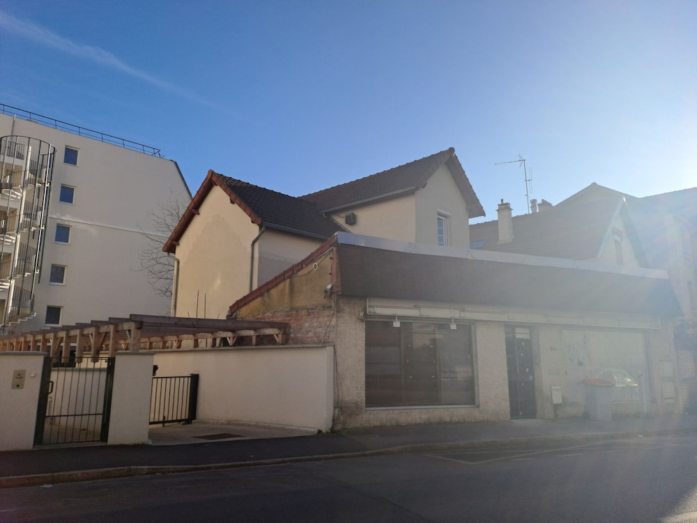 Oliasi Poissy