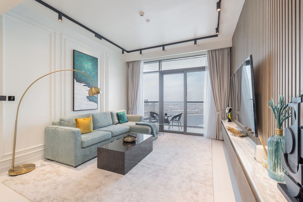 1 Bedroom in Marina Vista With Full Palm Views