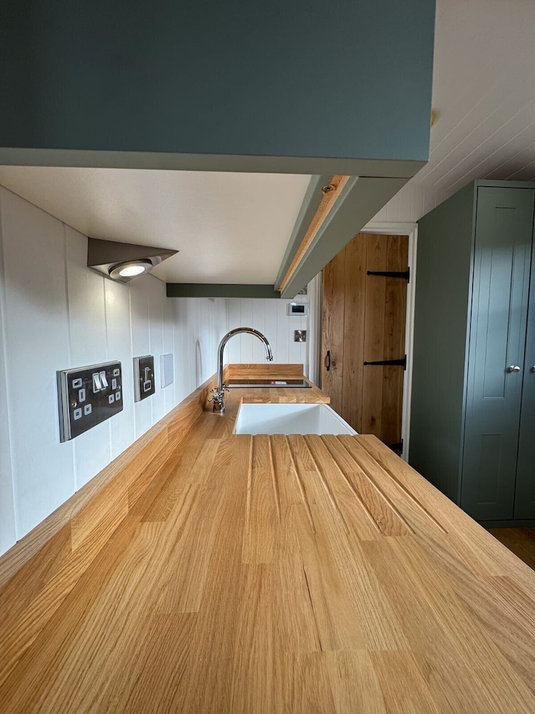 Luxury Shepherds Hut Near Glamorgan Coast