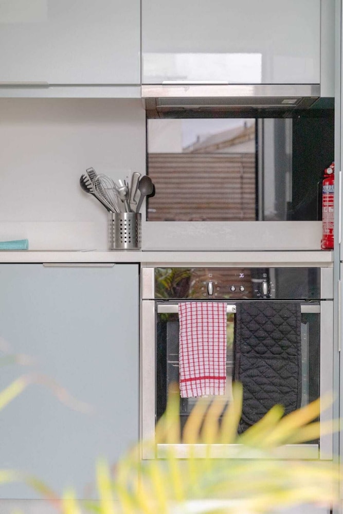Chic & Spacious 2BD Flat -2 Mins to Baron's Court