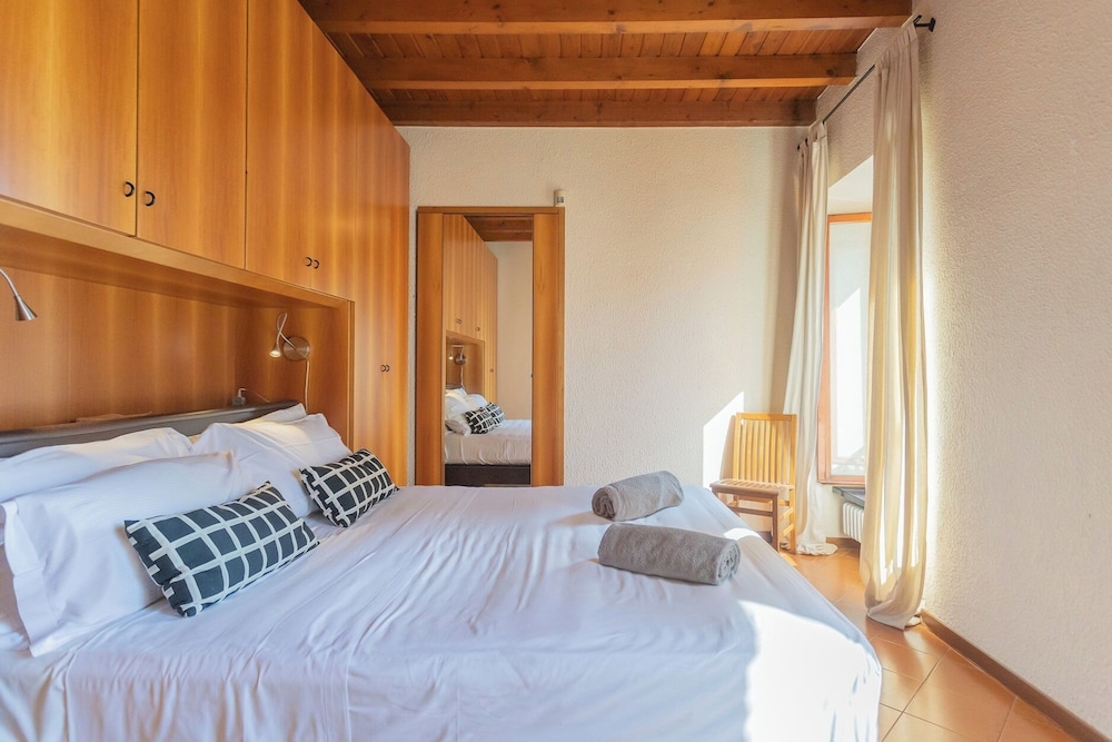 Front Lake Apartment With Private Funicular by Rent all Como