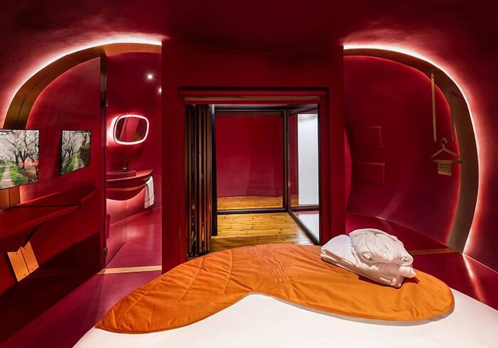 Cherry Sculpture Hotel 34