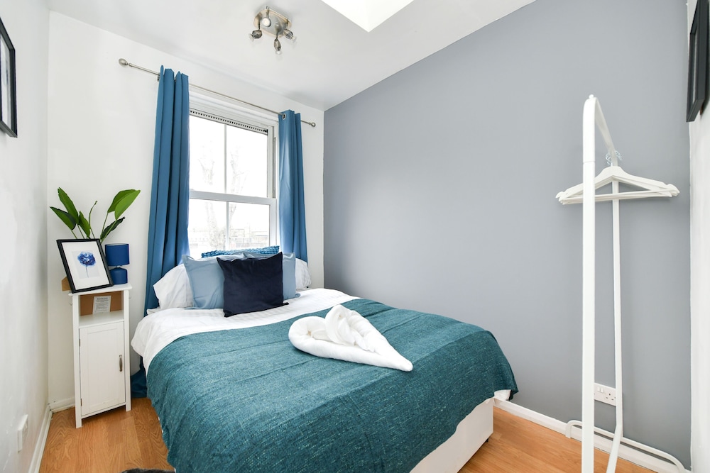 Impeccable 4-bed House With Garden in Brixton