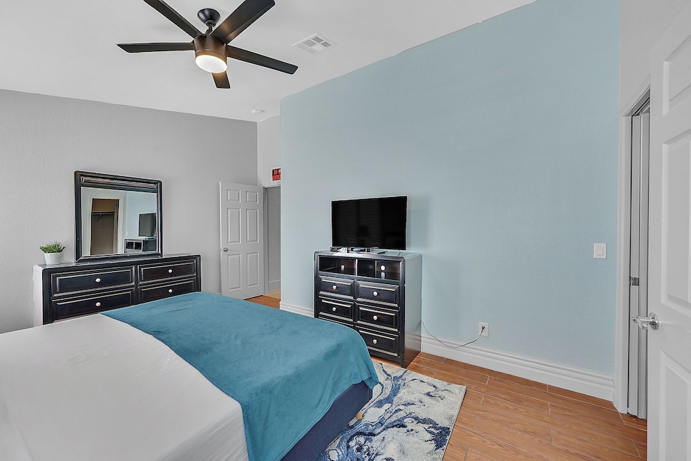 Villa - 8 Bedrms 5 Bths 15 Beds