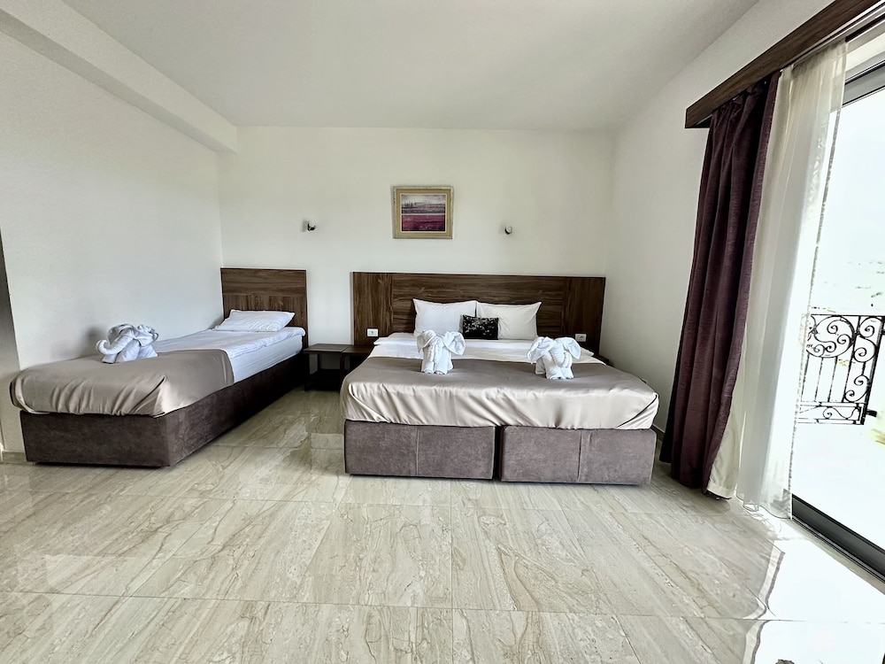 Guest House West Gate