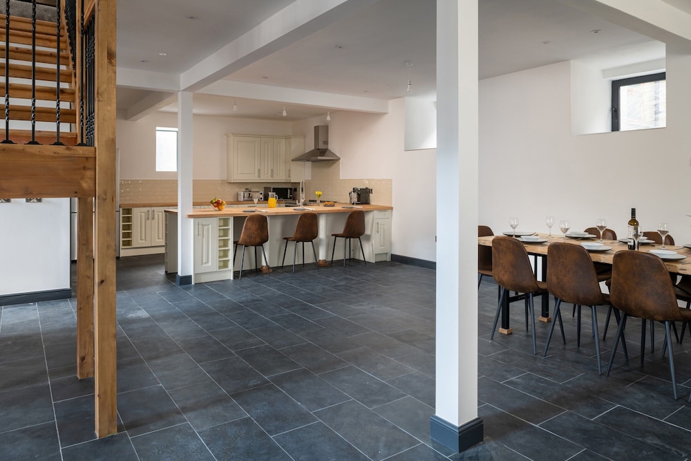 Beautiful 5 Bedroom Apartment in Capel Salem