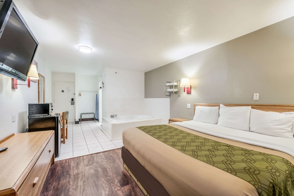 Sedalia Vacations - Econo Lodge Truman Inn - Property Image 1