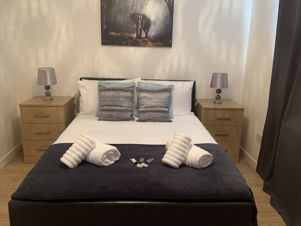 Absolute Stay in Sherwood-free Parking-east Midlands Airport-contractors-family view 3